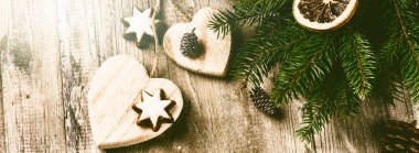 Vintage tarzı eski ahşap arka plan üzerinde Noel süsleri