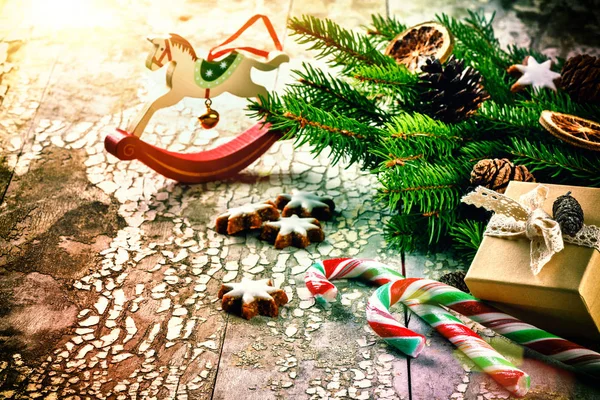 Karácsonyi ünnep beállítás a retro dekorációk és a fenyő ágak — Stock Fotó