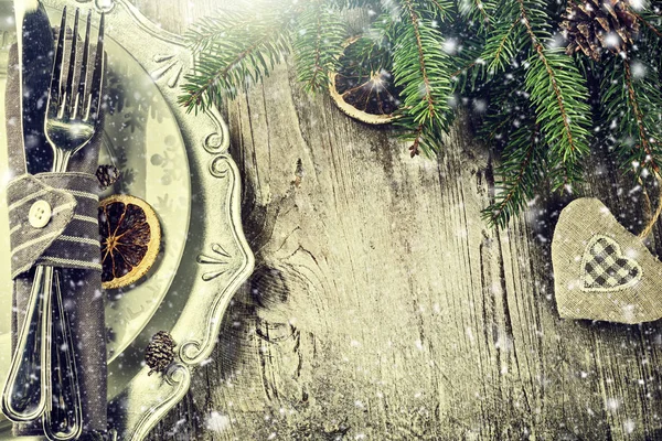 Noel tablo ayarını eski ahşap masa üzerinde gümüş ses tonuyla — Stok fotoğraf