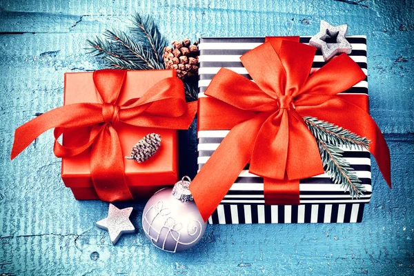 Ajuste navideño con regalos en cajas — Foto de Stock