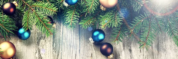 Χριστούγεννα ακόμα-ζωή με πολύχρωμα στολίδια και κλαδιά έλατου — Φωτογραφία Αρχείου