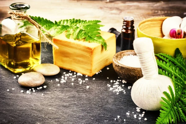 Ustawienie Spa masaż ziołowy piłkę, kwiaty i olejek — Zdjęcie stockowe