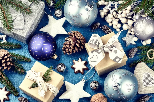 Χριστουγεννιάτικο σκηνικό διακοπών με δώρα και διακόσμηση — Φωτογραφία Αρχείου