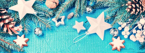 Ajuste navideño con regalos y decoración — Foto de Stock