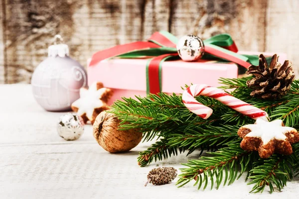 Ajuste navideño con regalos y decoración — Foto de Stock