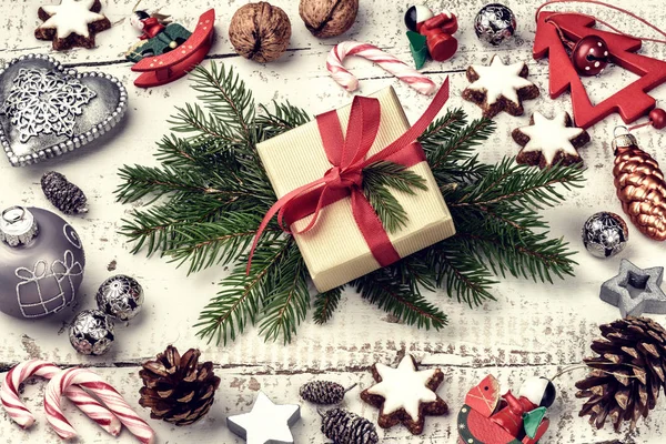 Weihnachtsstimmung mit Geschenk und Dekoration — Stockfoto