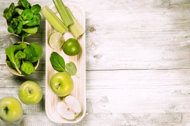 taze yeşil sebze ve meyveler