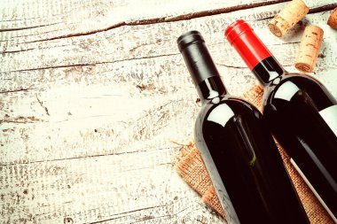 s şişe kırmızı şarap ve mantarlar. 