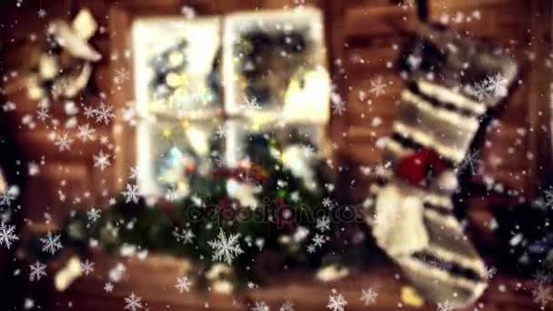 Frosty venster en vallende sneeuwvlokken — Stockvideo
