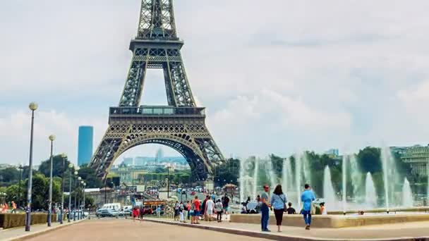 Timelapse frente a la Torre Eiffel — Vídeo de stock