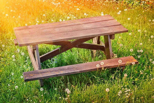 Picknickplatz aus Holz — Stockfoto