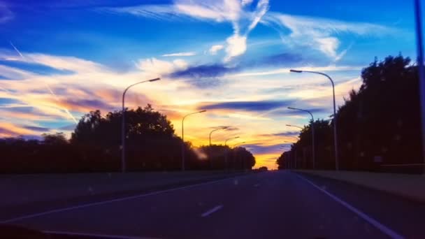 Autostrady o spektakularne summer zachód słońca — Wideo stockowe