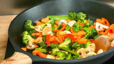 Stir fry yemek hazırlanması 