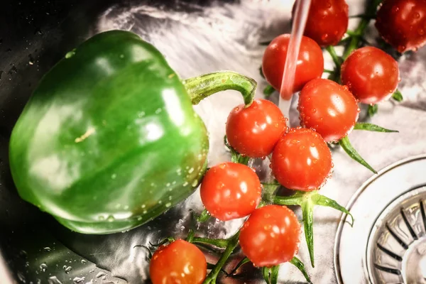 Tomates y pimiento verde — Foto de Stock