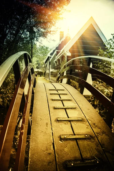 Ponte di legno sul canale — Foto Stock