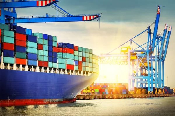 Containerschiff voller Fracht — Stockfoto