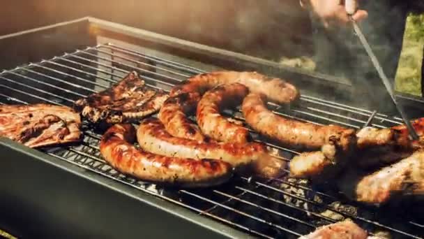 Vlees koken op barbecue grill — Stockvideo