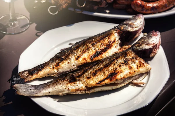 Frischer gegrillter Fisch auf dem Teller — Stockfoto