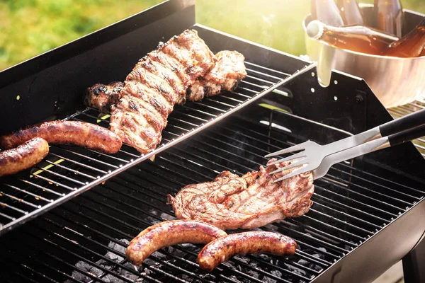 Vlees op barbecue grill — Stockfoto