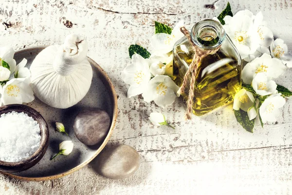 Jasminblüten und ätherische Öle — Stockfoto