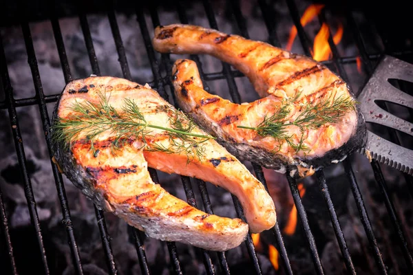 Zalm steaks op barbecue grill — Stockfoto