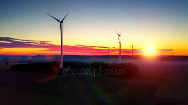 Campo con turbinas eólicas al atardecer — Vídeo de stock