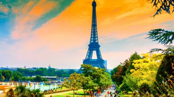 Eiffeltornet och Trocadero fontäner — Stockvideo