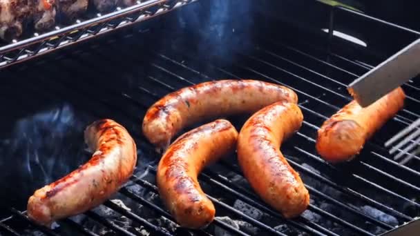 Embutidos cocinando en parrilla barbacoa — Vídeo de stock