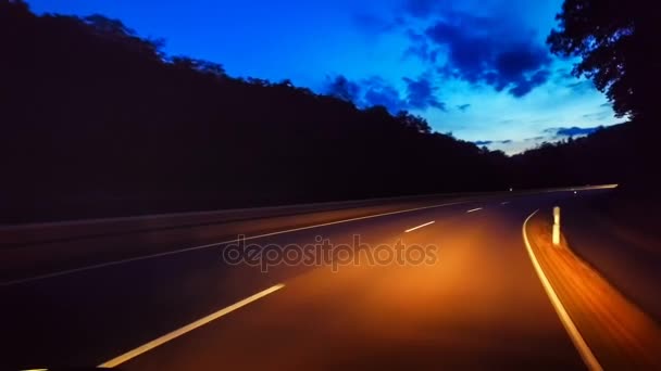 Voiture se déplaçant à travers la route forestière — Video