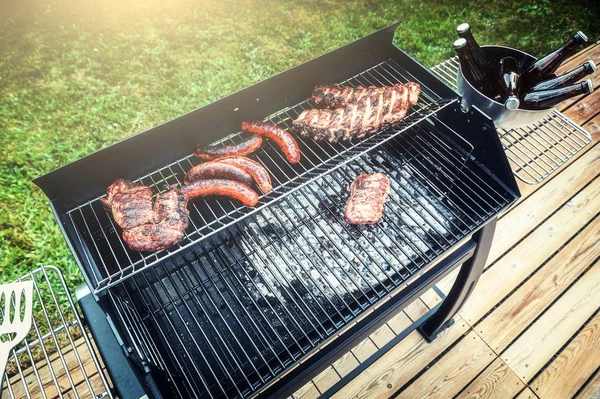 Vlees koken op barbecue grill — Stockfoto