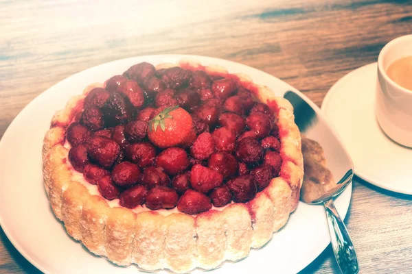 Bolo de aniversário com framboesas frescas — Fotografia de Stock