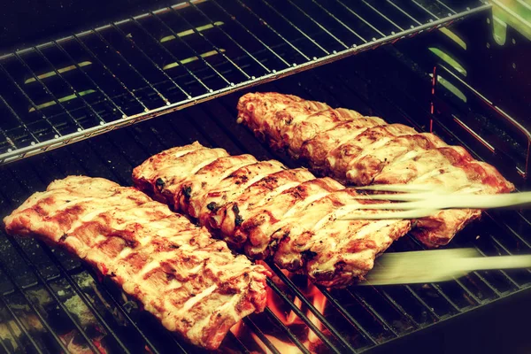 Spareribs koken op barbecue grill — Stockfoto