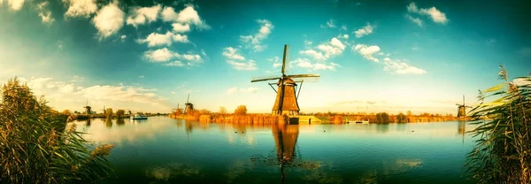 Traditionelle hollandske vindmøller - Stock-foto