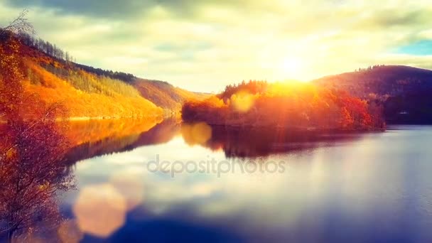 Paysage d'automne avec coucher de soleil sur la rivière — Video