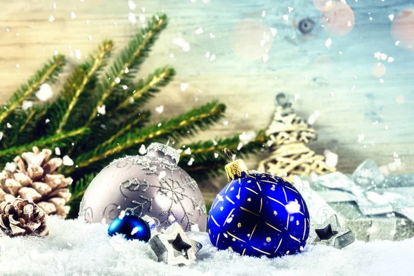 Kerst vakantie setting met blauwe kerstballen en dennenappels — Stockfoto