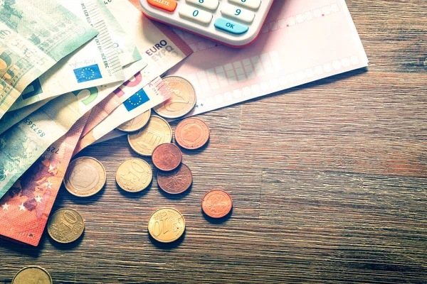 Euro uang kertas dan koin dengan tagihan untuk membayar — Stok Foto
