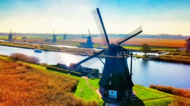 Molinos de viento holandeses tradicionales — Vídeo de stock