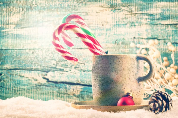 Noel Tatil Arka Plan Mavi Ahşap Üzerine Sıcak Çikolata Şeker — Stok fotoğraf
