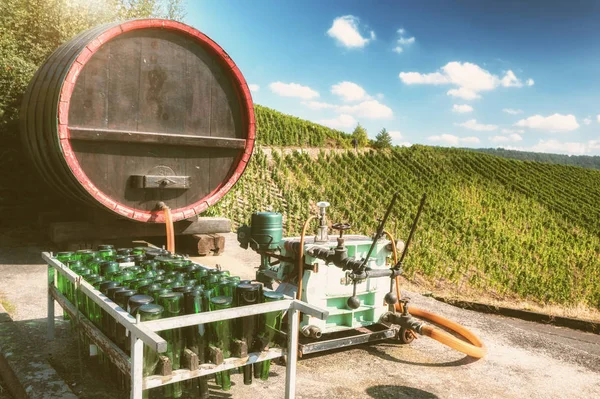 葡萄酒桶和瓶装配件与葡萄园背景 — 图库照片