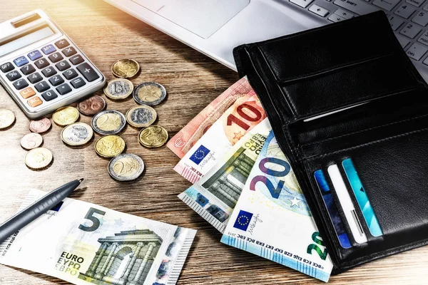 Banconote e monete in euro — Foto Stock