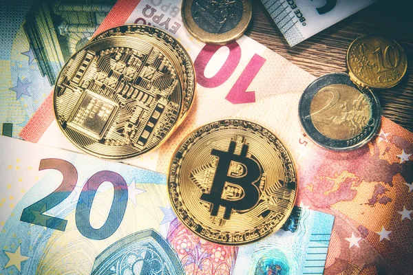 Banknoty euro i złotych bitcoins — Zdjęcie stockowe