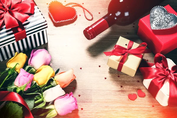 Букет Різнокольорових Троянд Декоративним Серцем Подарунками — стокове фото
