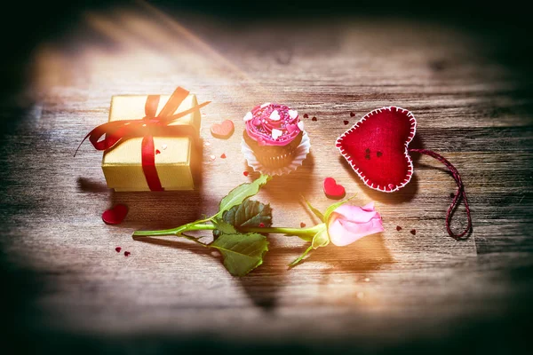情人节的理念与装饰的心 粉红色的玫瑰和礼物 — 图库照片