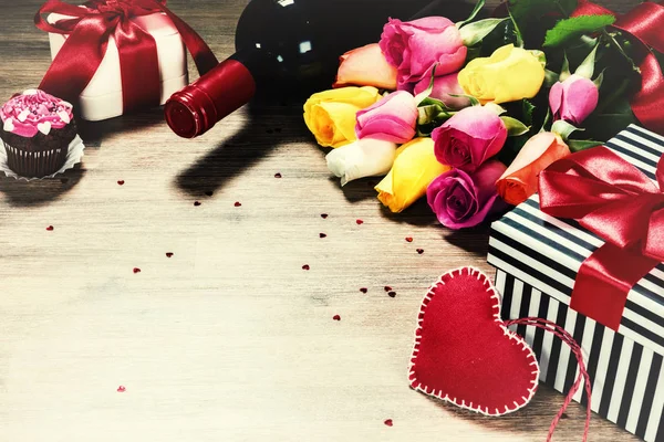 Ramo Rosas Multicolores Con Corazón Decorativo Regalos —  Fotos de Stock