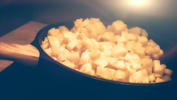 Vue Homme Main Mélangeant Pommes Terre Sur Casserole Avec Spatule — Video