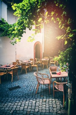Cafe Teras güneşli yaz günü küçük Avrupa kenti içinde. Gıda Sanayi