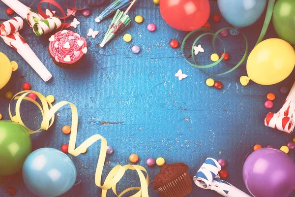 Kleurrijke Verjaardag Frame Met Multicolor Ballonnen Partij Objecten Boven Blauwe — Stockfoto