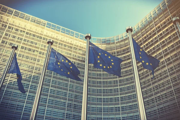 欧盟旗帜在欧洲委员会大楼前飘扬 布鲁塞尔 比利时 — 图库照片