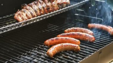 Mangal için yaz açık parti pişirme sosis. Gıda arka plan, 4 k, Ultra High Definition, Ultra Hd, Uhd, 2160 p, 3840 x 2160