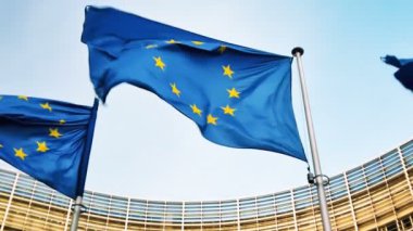 Avrupa Birliği bayrakları Avrupa Komisyonu önünde dalgalanıyor. Brüksel, Belçika. Slow Motion 4k, Ultra Yüksek Tanım, Ultra Hd, Uhd, 2160p, 3840 x 2160